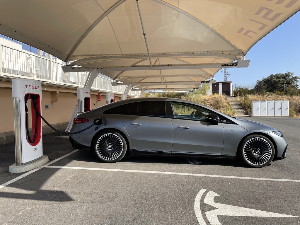 Cada vez hay más y mejores enchufes para coches eléctricos pero Tesla sigue liderando. La receta: cargadores baratos y fiables